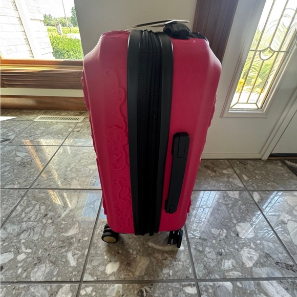 IT LUGGAGE “RED SKULLS”  HARDSIDE CARRY ON ROLLER LUGGAGE NEW - Picture 5 of 12